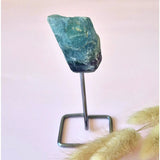 Ruwe edelsteen op standaard, ca. 12 cm, blauwgroene kleur - Moonlight Gemstones