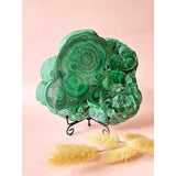 Gepolijste Edelsteen Malachiet Schijf XXL, 1662 g, groen met banded patronen op metalen displaystand