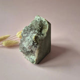 Amethist geode met calciet, 744 g, ruwe kristallen cluster op kalksteen sokkel