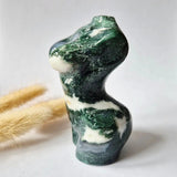 Mosagaat vrouwenbeeldje, handgeslepen edelsteen met groene en witte tinten, 8 cm hoog