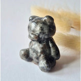 Edelsteen Facet Yooperlite bear crystal carving, gray-white marbled, 4cm, Moonlight Gemstones