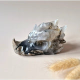 XL UV-Reactieve agaat drakenschedel Moonlight Gemstones; transparant blauwgrijs met donkere aders.