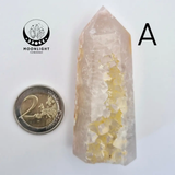Handgemaakte bloemagaattoren van roze agaat met goudkleurige insluitingen, Moonlight Gemstones logo zichtbaar.