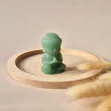 Groene aventurijn Buddha 5 cm, glanzend gepolijst stenen beeldje op houten schijf