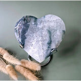 Druzy mosagaat hart op metalen standaard; blauw-grijs, kristallen steen, 295 g