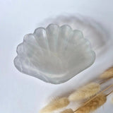 Edelsteen carving schaal schelpvorm fluoriet, licht doorschijnend blauw-grijs