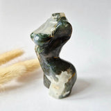 Mosagaat vrouwenbeeldje 8 cm (#41) – handgeslepen edelsteen carving