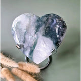 Druzy mosagaat hart op metalen standaard; lichtblauwe en witte steen met groene inclusies.