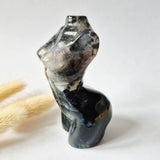 Mosagaat vrouwenbeeldje 8 cm, handgeslepen edelsteen-carving