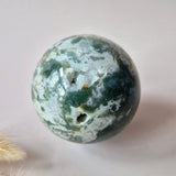 Kristallen edelsteen mosagaat druzy geode bol Moonlight Gemstones, 56mm, 247g, groen en wit