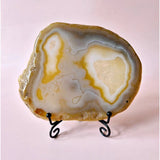 Druzy agaat schijf op standaard, 11-14 cm, geel-wit met oranje-beige banding