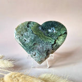 Edelsteen Druzy Mosagaat hart op metalen standaard, Moonlight Gemstones, groen-teal drusy, 130–150 g