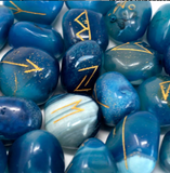 Indiase Runenstenen Blauwe Onyx; set met gele rune-inscripties