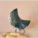 XL mosagaat maan op standaard; groene druzy edelsteen met patroon