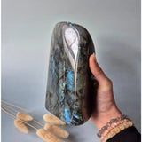 XXL Labradoriet freeform steen, 2082 g, met intense blauwe flash en spirituele bescherming