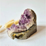 Natuurlijke amethist geode vrije vorm met donkerpaarse kristallen, Moonlight Gemstones