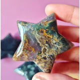 Edelsteen mosagaat ster zaksteen, 45–50 mm, two green-blue moss agate stars with gold inclusions, Moonlight Gemstones