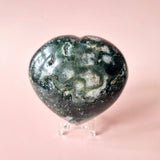 Ocean Jasper Hart edelsteen, dikke hartvorm met groen en wit patroon, Moonlight Gemstones