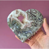 Moonlight Gemstones XL mosagaat druzy hart op metalen standaard, roze en grijze kristallen