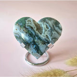 Druzy mosagaat hart op metalen standaard; groen-blauw marmerpatroon.