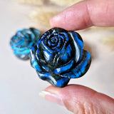 Labradoriet roos edelsteen-carving met flash, blauw iriserend, 3,7 cm