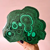Gepolijste malachiet schijf XXL – 1662 g, groene concentrische ringpatronen, decoratieve edelsteen