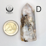 Handgemaakte bloemagaattoren van Moonlight Gemstones; witte/grijze bandagaat met bruine inclusies, schaal met 2 euro munt