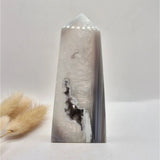 Grijze agaat toren met druzy opening, gepolijste edelsteen obelisk 170 g
