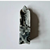 Edelsteen Druzy Sphaleriet Obelisk toren van Moonlight Gemstones, grijs met sprankelende druzy oppervlakken