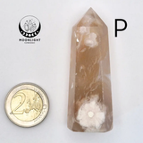 Handgemaakte bloemagaattoren van Moonlight Gemstones in perzikkleur met witte banden
