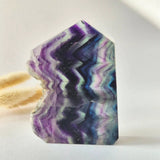 Candy fluoriet sculptuur met ruwe rand, paars/groen/blauw, Moonlight Gemstones, 414 g