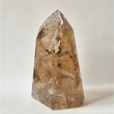 Lichte rookkwarts toren van Moonlight Gemstones, 600 g, met diepe insluitsels