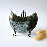 Edelsteen Mosagaat Maan op Standaard (Moonlight Gemstones), druzy patroon en groene mosagaat, 300 g, vitrine-geschikt