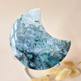 XL Edelsteen Mosagaat Maan op Standaard met blauwgroene druzy patronen – Moonlight Gemstones