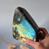 Moonlight Gemstones XXL labradoriet freeform 1800 g met intense blauw-groen iriserende kleur