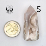 Handgemaakte bloemagaattoren van Moonlight Gemstones, roze agaat met wit banding naast een €2 munt
