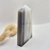 Grijze agaat toren met druzy opening, gepolijste edelsteen obelisk, 183 g.