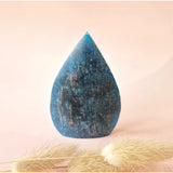 Druppelvormige Blauwe Apatiet edelsteen, staande kristal