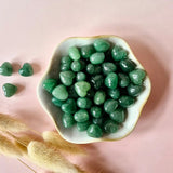 Mini edelsteen hartje zaksteen van groene aventurijn, 1,5 cm, Moonlight Gemstones, voor crystal confetti