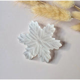 Seleniet sneeuwvlok 70 mm carving van Moonlight Gemstones, witte doorschijnende winter decoratie