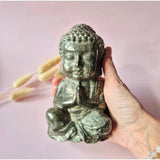 Pyriet Buddha beeld, 15 cm (±1000 g), gouden edelsteen; hand houdt het beeld vast