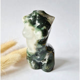 Mosagaat vrouwenbeeldje, 8 cm, groen-witte edelsteen, handgeslepen door Moonlight Gemstones