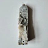 Edelsteen Druzy Sphaleriet Obelisk by Moonlight Gemstones, natural gray crystal tower with sparkling druzy surfaces