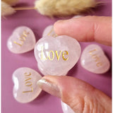 Rozenkwarts hartje Love handsteen, Moonlight Gemstones, 3 cm, met gouden letters, set van vijf