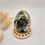 Edelsteen bol Pyriet 40–50 mm met druzy kristallen, zilver metallic op houten standaard