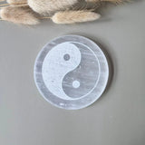 Seleniet oplaadschijf met spirituele gravering (yin-yang), 10 cm – Moonlight Gemstones