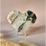 Edelsteen Druzy mosagaat hart op metalen standaard, groene mosagaat insluitsels, Moonlight Gemstones, #123, 130–150 g