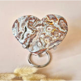 Mexican Crazy Lace Agate hart op standaard, circa 300 g edelsteen met kleurrijke banding.