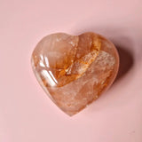 Grote hartvormige Edelsteen Fire Quartz van Moonlight Gemstones, roze-oranje tinten (hematoïde kwarts)