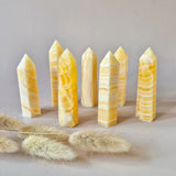 Edelsteen Gele Calciet Toren set, 7–9 cm, geel met witte banding, Moonlight Gemstones